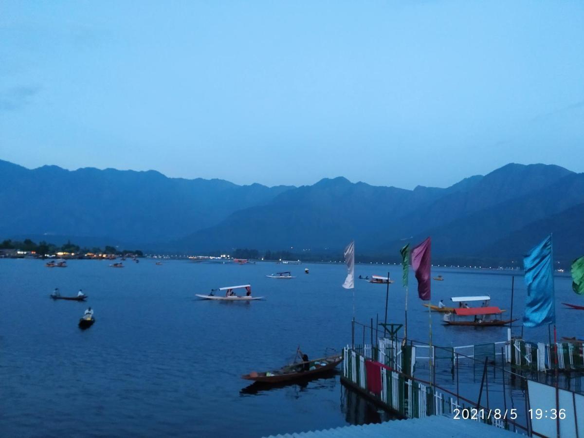 Houseboat Young Snow View Front Line Dal Lake Srīnagar Dış mekan fotoğraf