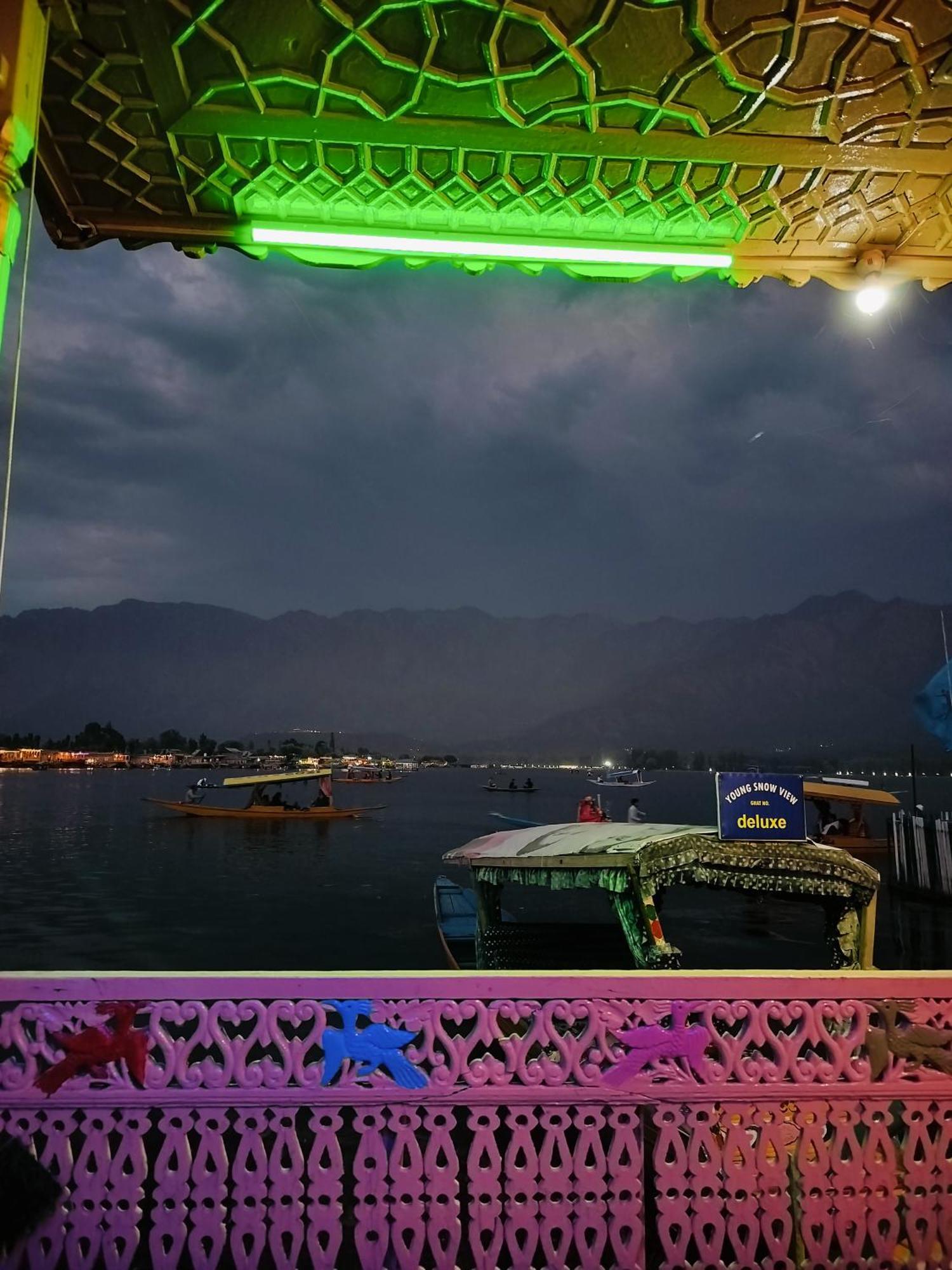 Houseboat Young Snow View Front Line Dal Lake Srīnagar Dış mekan fotoğraf