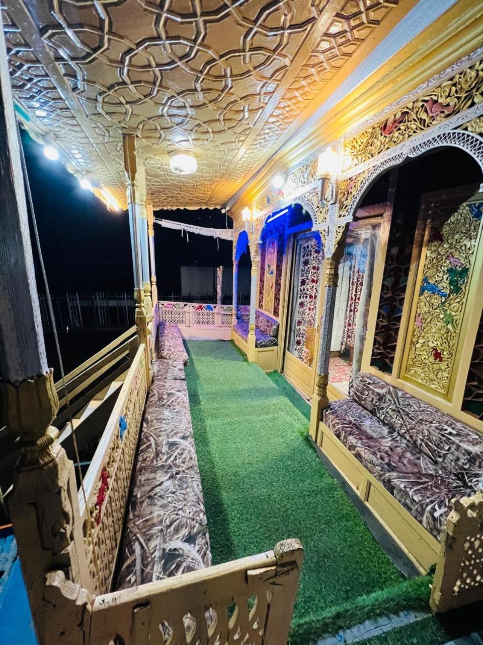 Houseboat Young Snow View Front Line Dal Lake Srīnagar Dış mekan fotoğraf