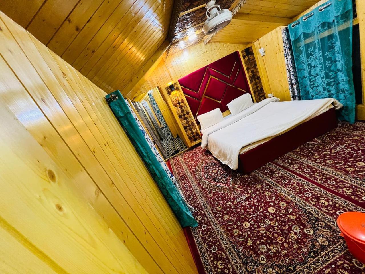 Houseboat Young Snow View Front Line Dal Lake Srīnagar Oda fotoğraf