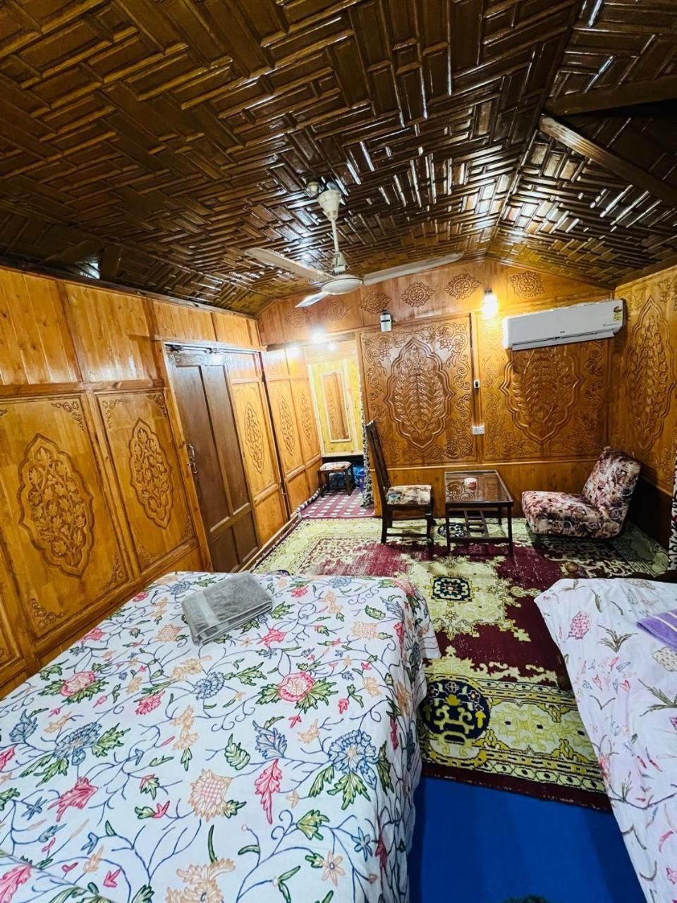 Houseboat Young Snow View Front Line Dal Lake Srīnagar Oda fotoğraf