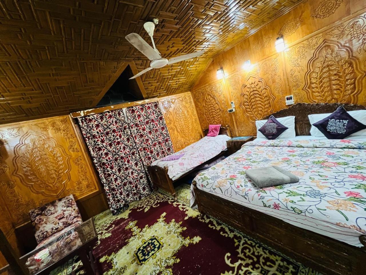 Houseboat Young Snow View Front Line Dal Lake Srīnagar Dış mekan fotoğraf