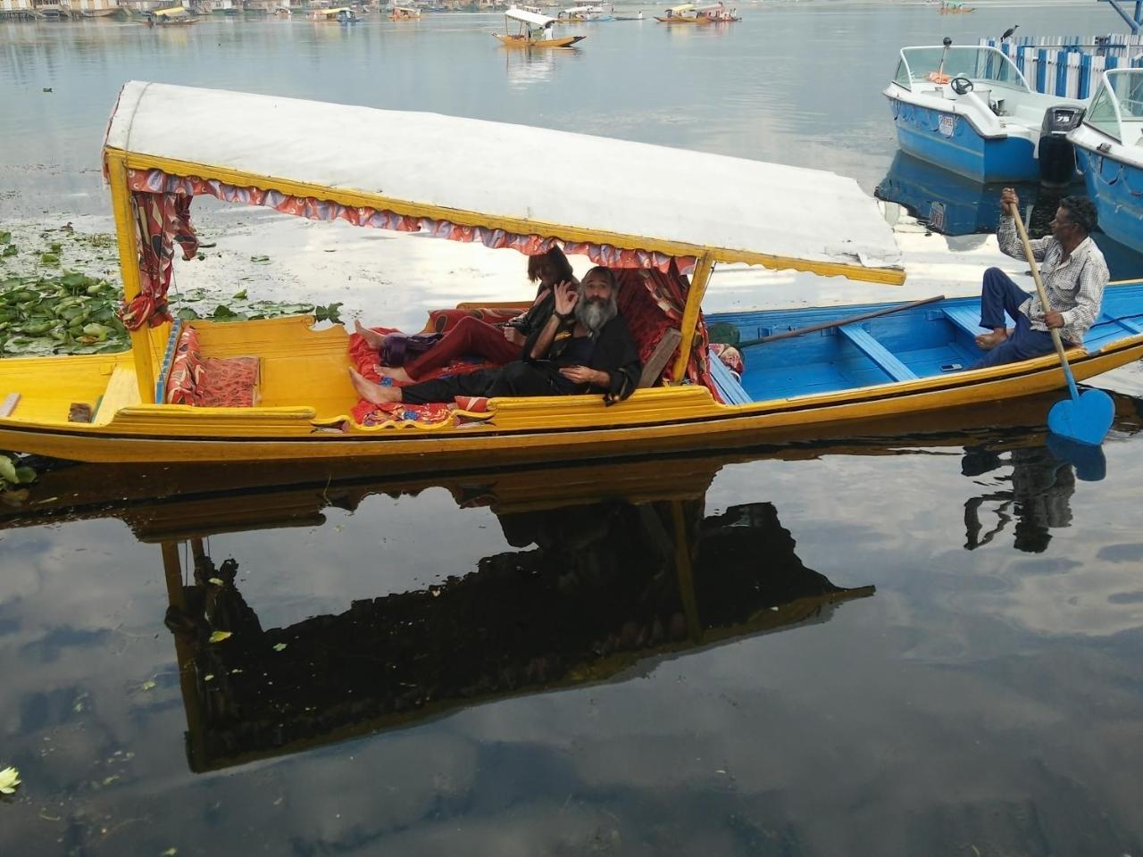 Houseboat Young Snow View Front Line Dal Lake Srīnagar Dış mekan fotoğraf