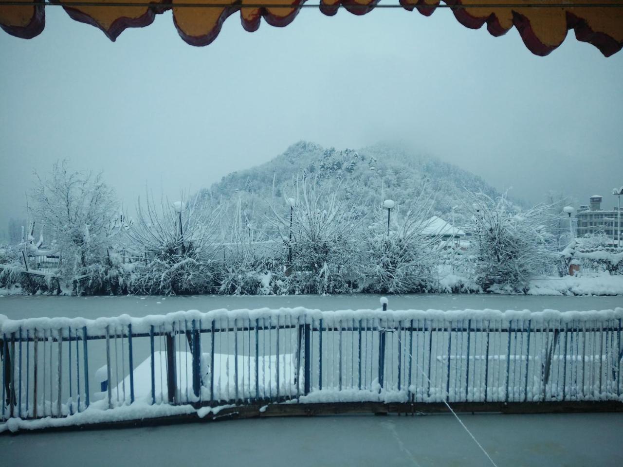 Houseboat Young Snow View Front Line Dal Lake Srīnagar Dış mekan fotoğraf