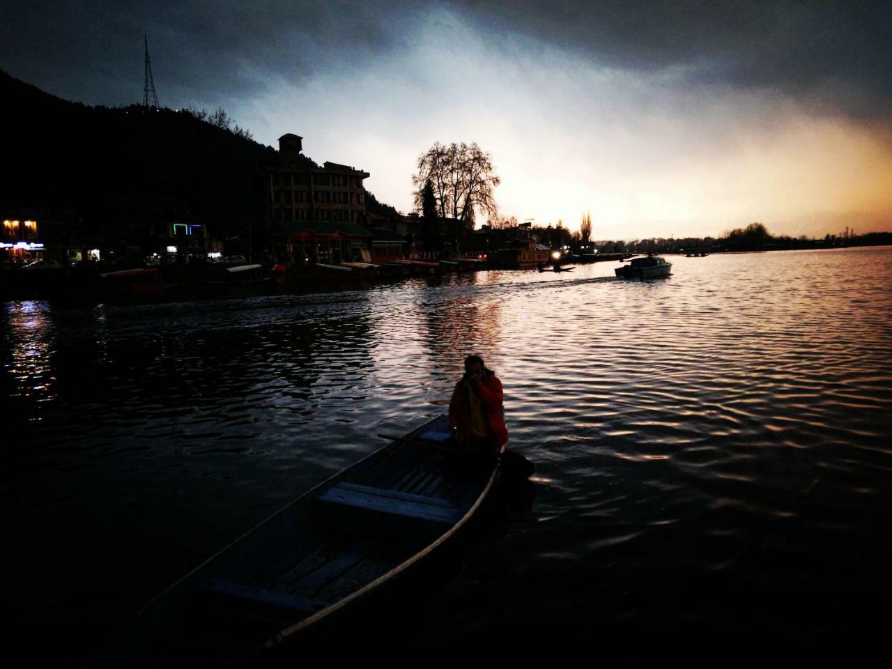 Houseboat Young Snow View Front Line Dal Lake Srīnagar Dış mekan fotoğraf